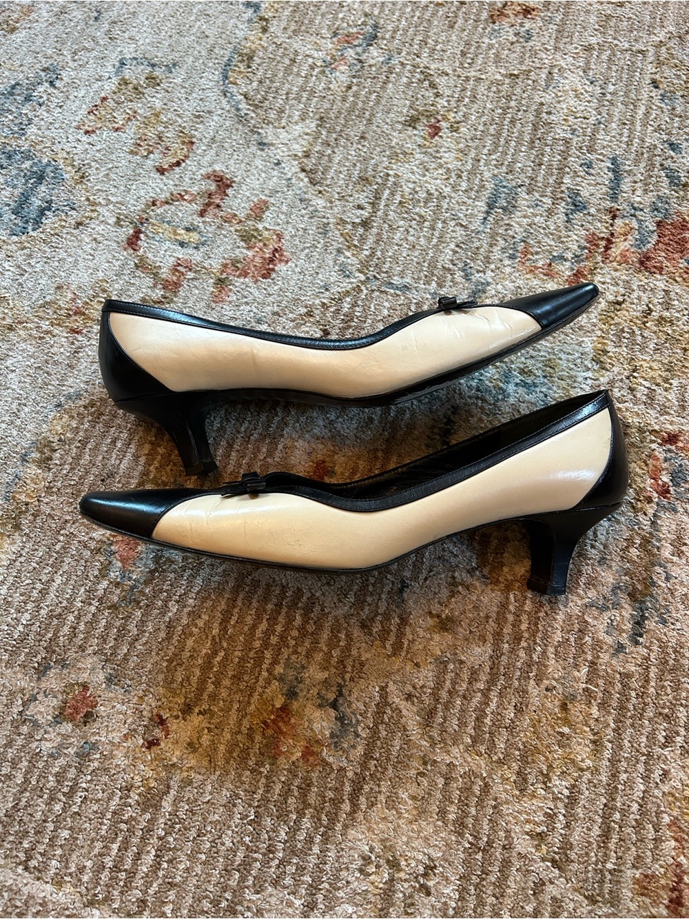Vintage Amalfi Black and Cream Bow Accent Kitten Heels - Picture 7 of 9